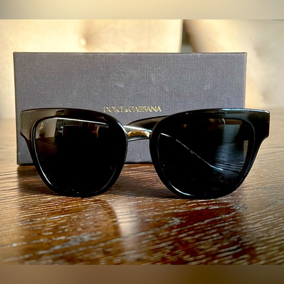 NEW - Dolce & Gabbana sunglasses. Black with gold bridge accent. - Picture 1 of 4
